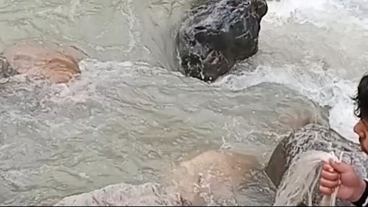 cast net fishing in Nepal |