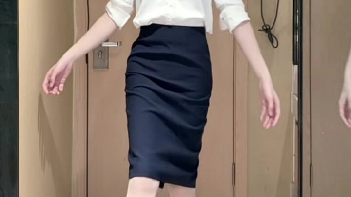 أول مرة أشوف مذيع يختار الأحذية وهو واقف ويسقط الحذاء—التخصيص بس هو اللي بيفرق!