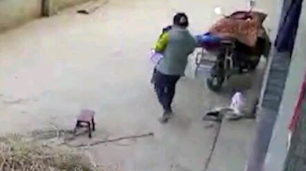 An 8-year-old brother teaches his 1-year-old弟弟 how to walk, sharing this joyful moment with their mo