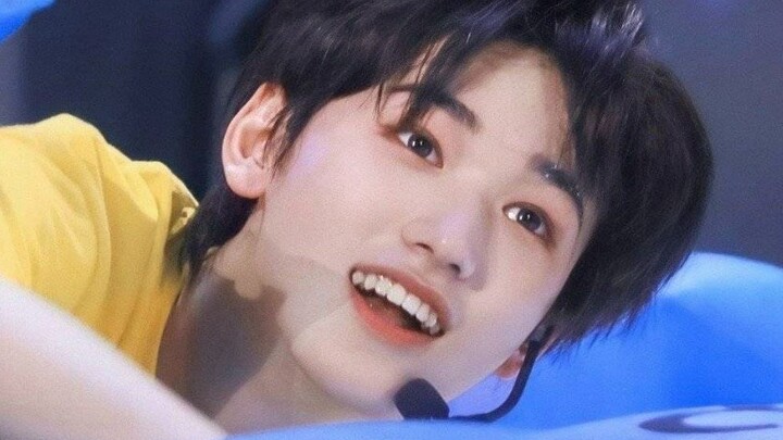 يبدو حقًا مظلومًا ومبكِيًا لدرجة أنني لم أتمالك نفسي فقررت أضايقه قليلًا.