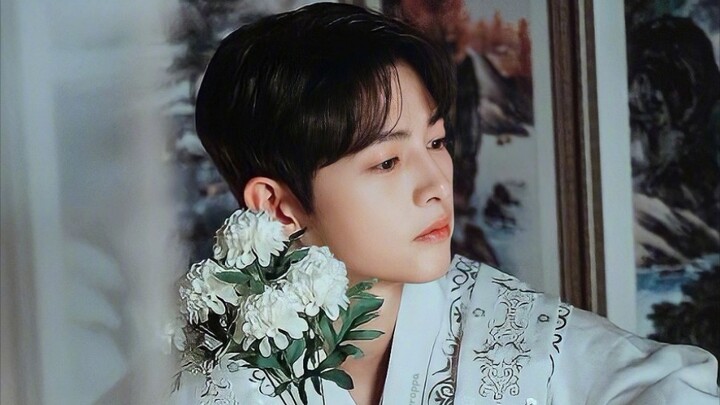 ผู้ชายที่สวมดอกไม้ช่างงดงามที่สุด…