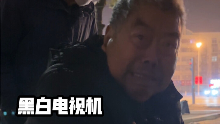 لا أستطيع أن أتعلم منه، ولا أستطيع التعود على مشاهدة التلفاز بالأبيض والأسود.