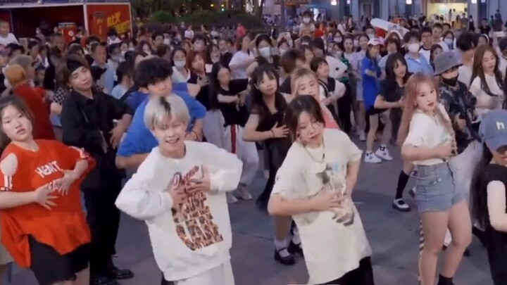 มาดูกันว่ามีใครบ้างที่ไม่ฮอต! (คนที่ใส่เสื้อดำหมวกน้ำเงินคือฉันเอง ฮ่าๆ)