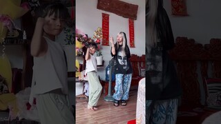 Dì Ciin "u mê" điệu nhảy điêu luyện của cháu gái - chuẩn cháu nhà nòi #Shorts