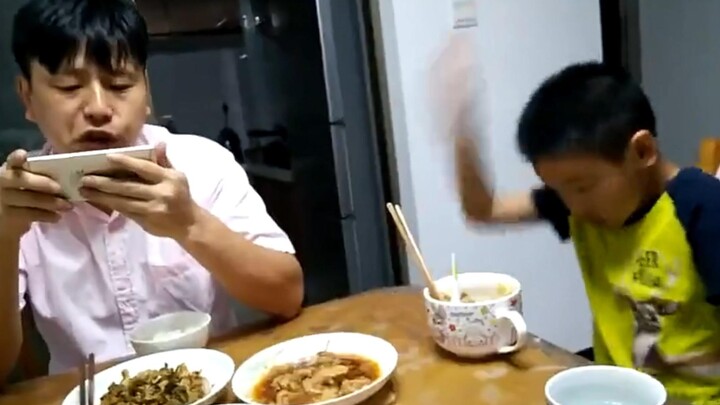 ลูกชายเล่นมือถือตลอด ไม่ยอมกินข้าว พ่อตบโต๊ะอย่างเดือดดาล!
