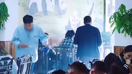 Veteran Cop Eats Noodles and Stumbles Upon a Wanted Criminal—Outsmarts Him with Brilliant Tactics! S