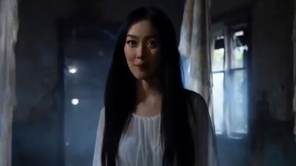 tengah malam berkabut, kuntilanak ini menggoda pria yang lewat 😱