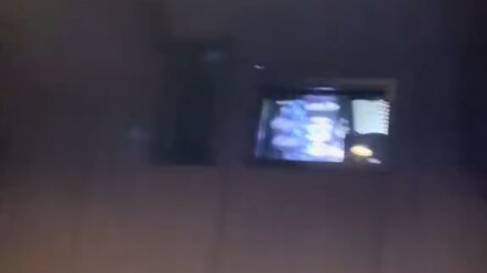 ทำงานเป็นคนฉายหนังในโรงภาพยนตร์แล้วแอบเล่นเกม