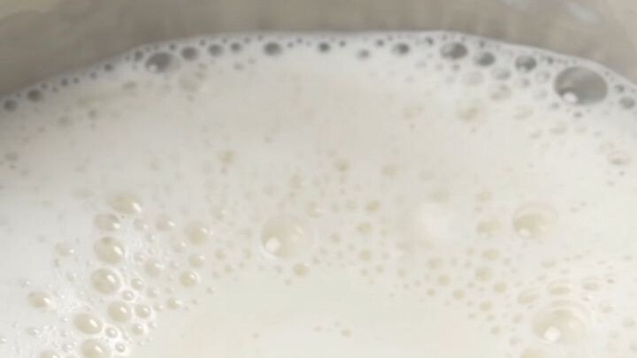 दूध उबालते समय ऊपर क्यों आ जाता है? 🥛🔥 कौन-सी Protein है जिम्मेदार? #Shorts