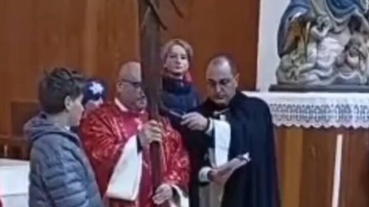 Begitu berbicara pada saudara Paus, sepertinya kamu bakal dibakar di tiang pancang.