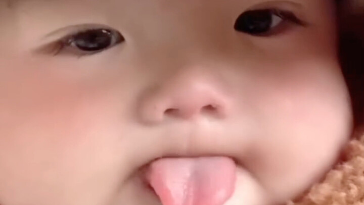 What? You didn’t even notice there’s a cute little cutie sticking its tongue out here? Raise your ha
