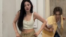 宁艺卓 'baggy jeans' challenge 跳的男团舞就是帅~