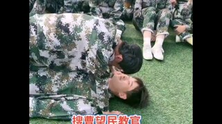 Các cô gái xung quanh phát ra tiếng gà gáy, mặt mày cười tủm tỉm kiểu dì ghẻ