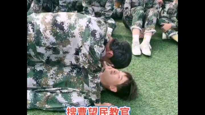 周围的女生发出鸡叫，一脸姨母笑