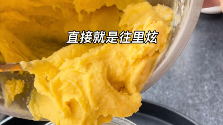 إصدار منزلي منخفض السعرات وسهل: آيس كريم الزبادي بالمانجو. لا أستطيع وصف مدى لذّته 😭 وقعت في حبه من 