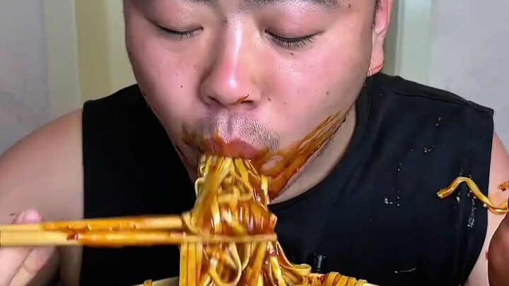 กินบะหมี่อร่อยสุดๆ!