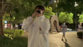 再一次街上跳舞、路人看我穿这么厚、心里该是什么想法