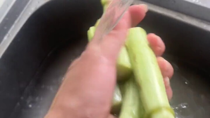 Người nghèo nuôi chó, vậy mà chó còn kén ăn!!!
