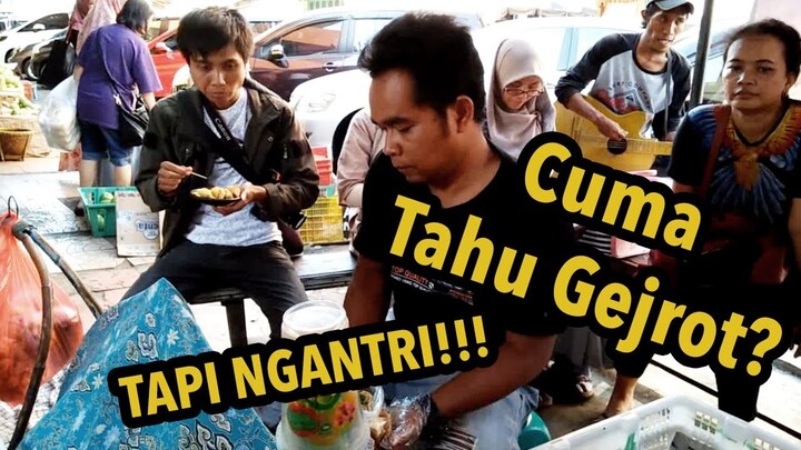 Makan Tahu Gejrot disini Harus Ekstra Sabar!