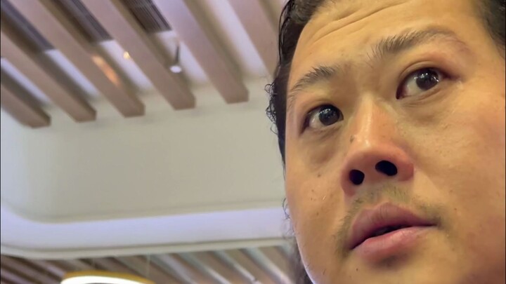 พ่อและลูกชายเก็บตัว