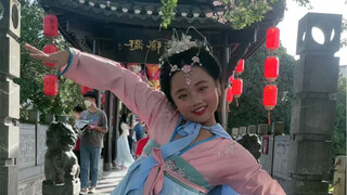为了能在这座桥上跳自己喜欢的舞，跑了五十公里，衣服也是借的