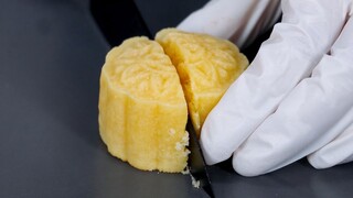 Membuat [kue bulan isi krim kuning telur yang lumer] ini butuh waktu 4 jam, coba potong dan lihat, a