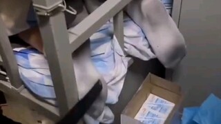 男生宿舍：宿舍室友脚滂臭