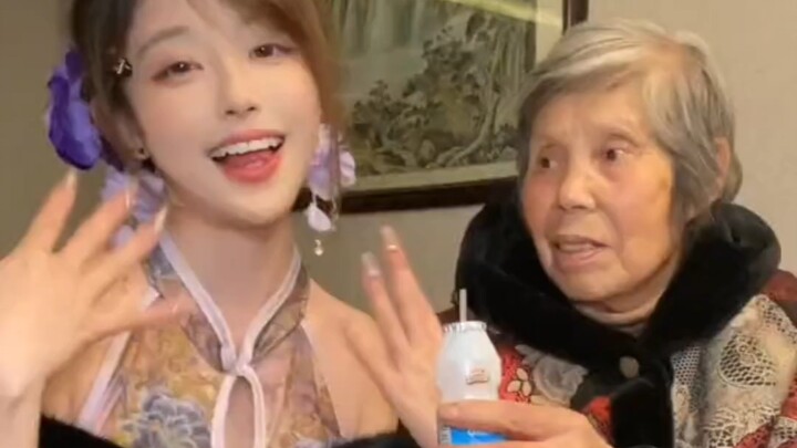 ป้าตัวการ์ตูนสุดแสบของหมู่บ้านกลับบ้านมาฉลองปีใหม่แล้ว!