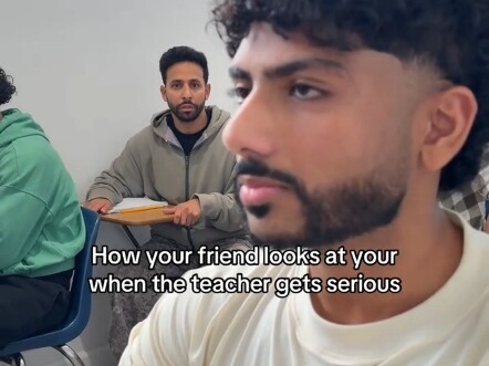 Bị bạn bè dán mắt nhìn, làm sao để nhịn không cười đây?