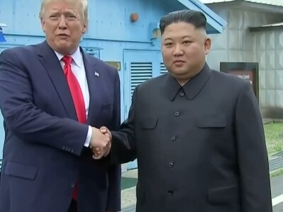 Vị tướng trẻ trò chuyện và cười đùa với Trump mà không hề khiêm tốn hay kiêu ngạo
