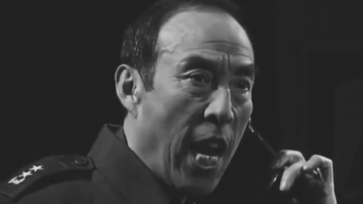 الطفل لا يعود إلى المنزل ليلاً، فاتصل الأب المسن به هاتفياً وانفجر عليه بالشتائم – ما أتعس قلب الوال