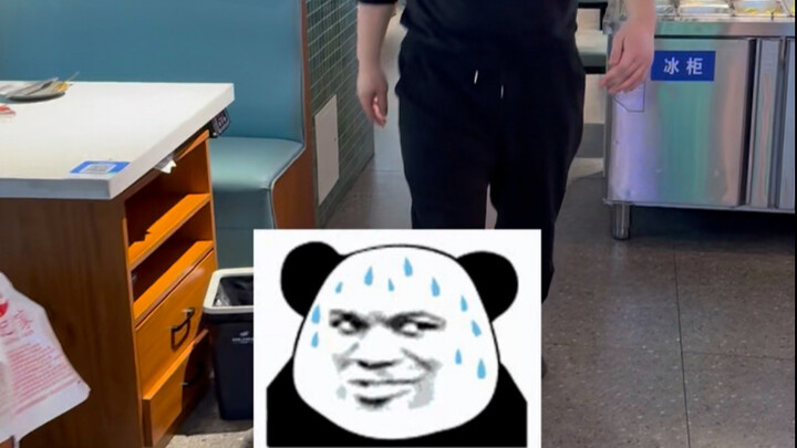 Pemilik toko ini membeli lukisan bajakan hasil fotokopi saya, jadi saya putuskan untuk langsung conf