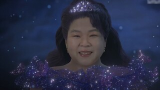 I finally succeeded in turning my mother into a Cinderella with special effects!