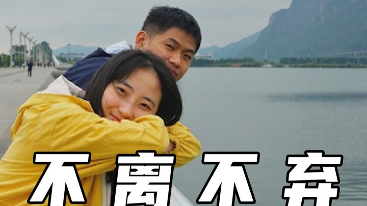 The most touching gaming couple! The fiancé passed away, and she went to the game alone with a photo