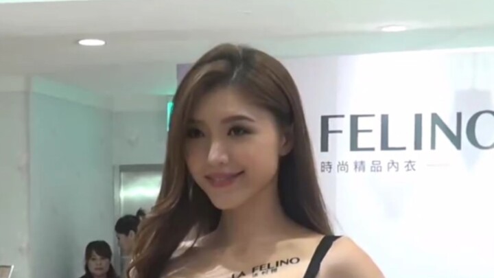 Peragaan busana renang, para gadis berkulit putih, cantik, dan berkaki jenjang; benda semacam ini se