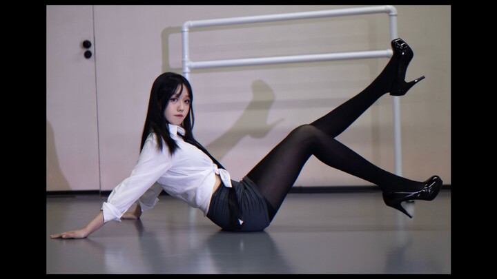You were just daydreaming, weren't you?! Miniskirt AOA dizzying high heels black stockings ~ Miniski