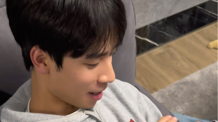 Nhật ký sống chung của hai chàng trai: Tiểu Lý lại xem video khiêu gợi nữa rồi!