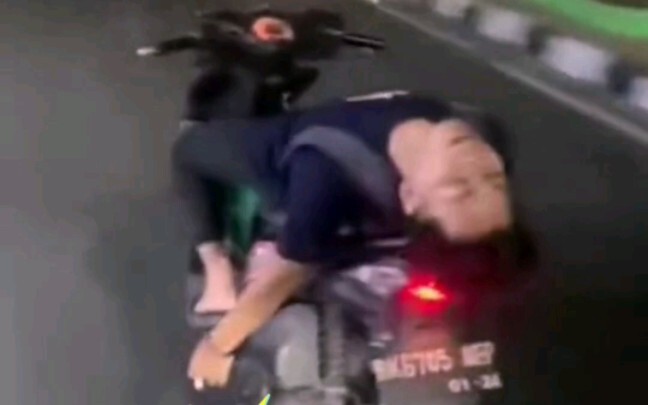 (Cyberpunk) đã có người sử dụng công nghệ lái tự động rồi (Delaman)
