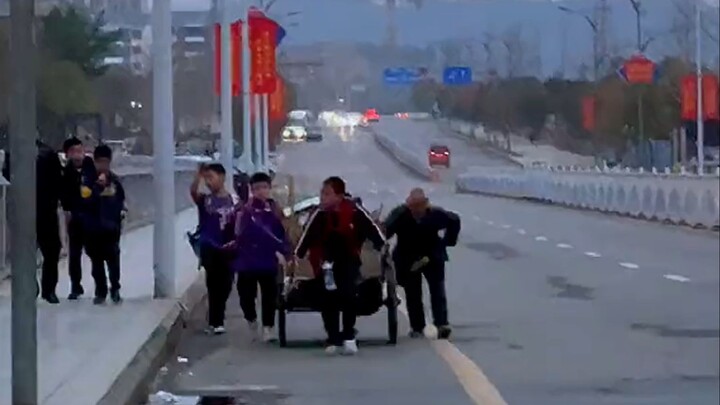 Dấu vết trên kim loại có thể được sửa chữa, nhưng nỗi tiếc nuối vì đã bỏ lỡ cơ hội đoàn viên thì mãi