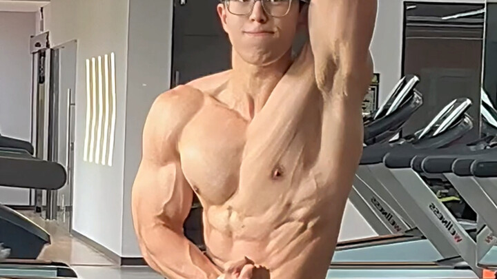 Saya tersenyum begitu lebar sampai-sampai saya hampir lupa kalau saya sedang berolahraga.