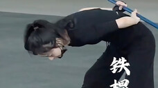 为角色做准备,对己对观众都负责!赵丽颖沈璃的打戏训练,从连道具枪都拿不好到武转十斤铁棍枪!难怪打戏那么轻盈丝滑还有力度!