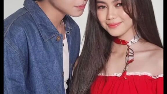 holding hands 😍😍