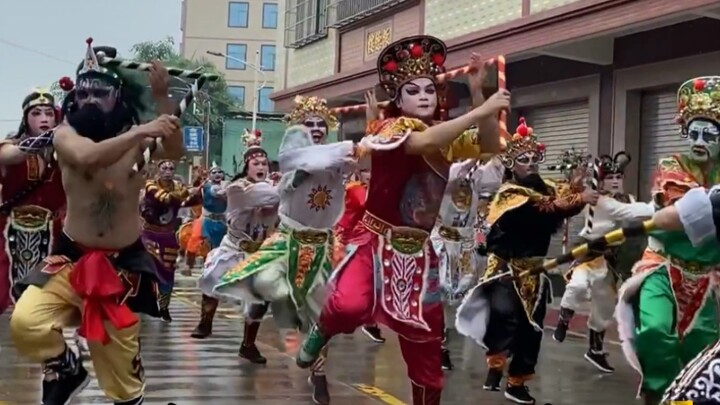 แม้วันที่ฝนตกก็ไม่สามารถดับบรรยากาศอันเร่าร้อนของเพลงและการเต้นรำ Chaoshanying ได้!