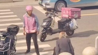Gojo Satoru, người được tái sinh thành một cậu bé giao hàng, đã giận dữ mở lãnh thổ của mình và đấm 