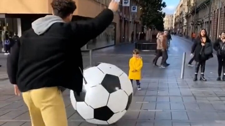 【تحدي الشارع】 في قلب طفل لم يتجاوز طوله كرة القدم بعد، زُرِعَت بذرة كرة القدم!
