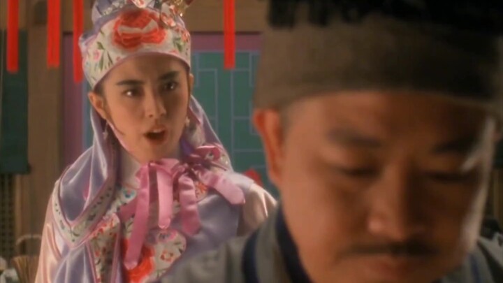 “ฉันอยากใกล้ชิดเธอเหรอ? คิดว่าตัวเองเป็นหวังจู่เสียนรึไง!”