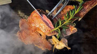 Saat jalan-jalan di pasar malam, tiba-tiba menemukan steak tomahawk seharga 108 per porsi! Porsinya 