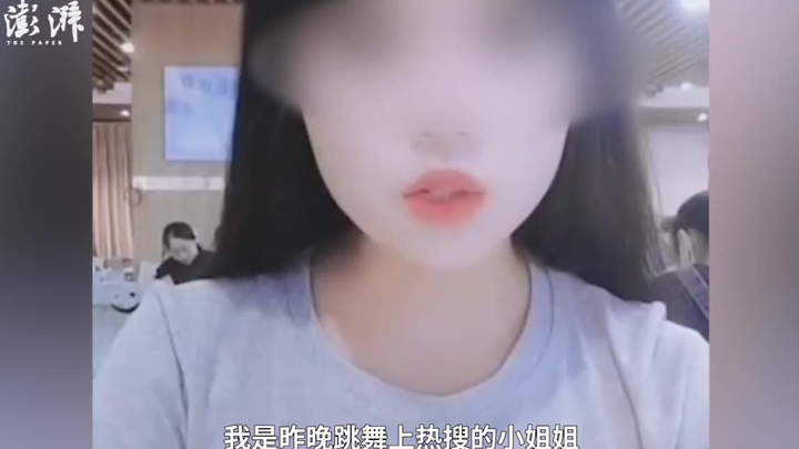 A female student danced in the dormitory late at night, attracting the attention of the boys across 