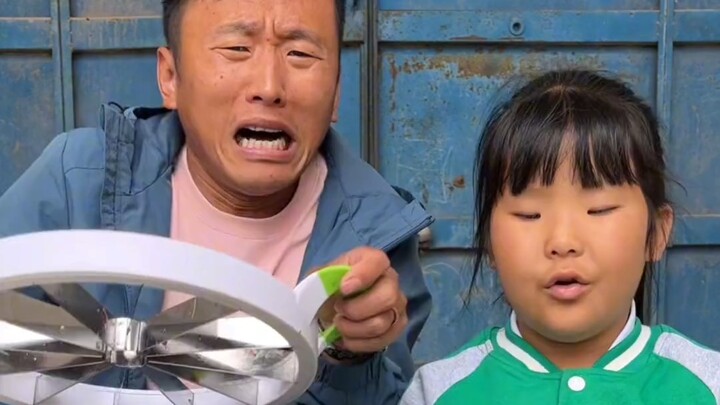 Mèo con đã ngủ rồi, bố sẽ bổ quả dưa hấu to!