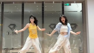 رقصة الفتاة يوباو الصغيرة الحلوة السعيدة!